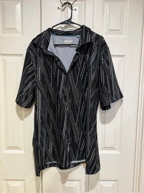 Ike Behar Black Short Sleeve Button-Down Shirt with White Geometric Stripe